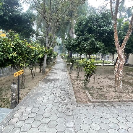 Chitwan Riverside Resort 사우라하 외부 사진