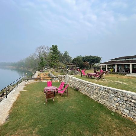 Chitwan Riverside Resort 사우라하 외부 사진