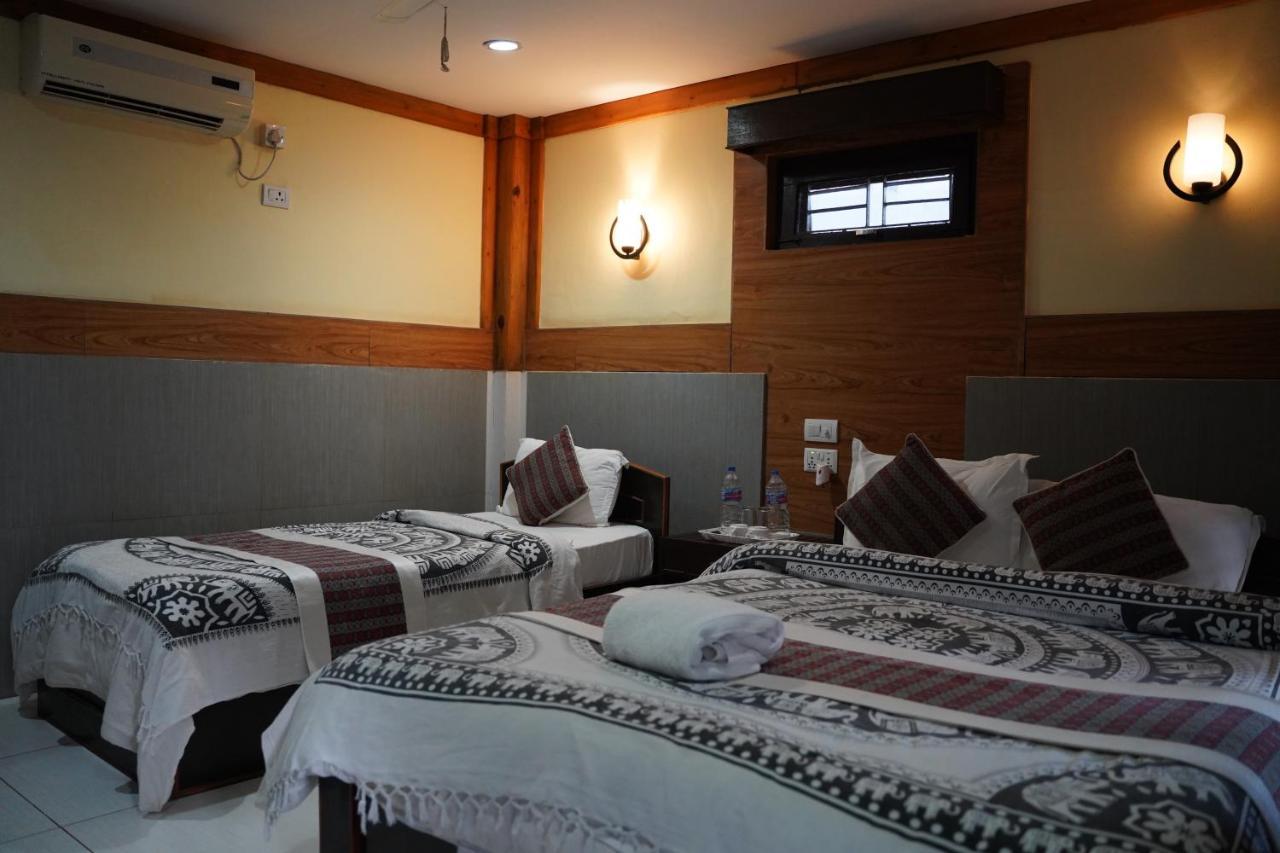 Chitwan Riverside Resort 사우라하 외부 사진