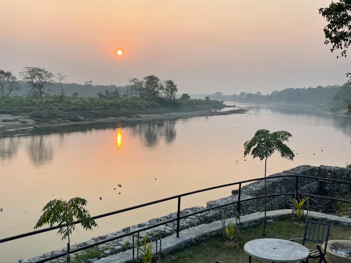 Chitwan Riverside Resort 사우라하 외부 사진