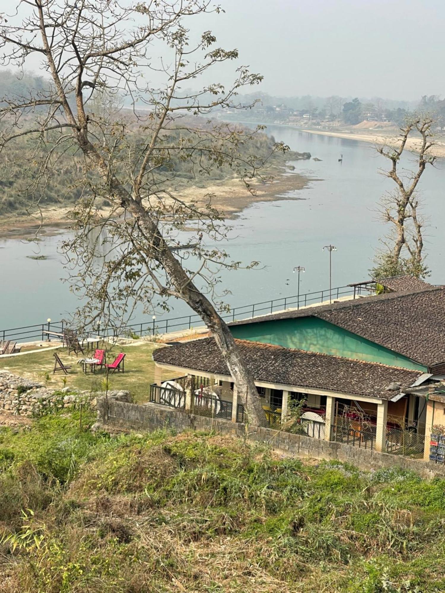 Chitwan Riverside Resort 사우라하 외부 사진