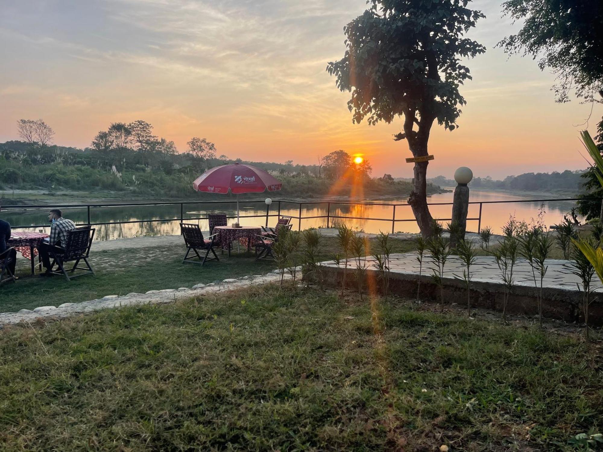 Chitwan Riverside Resort 사우라하 외부 사진