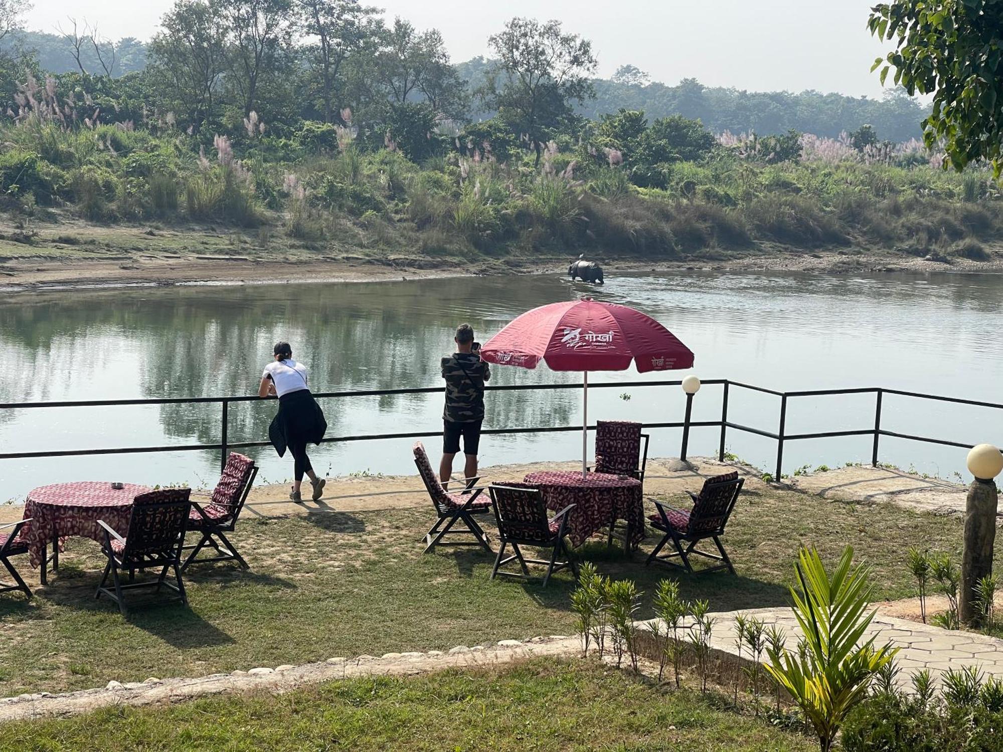 Chitwan Riverside Resort 사우라하 외부 사진