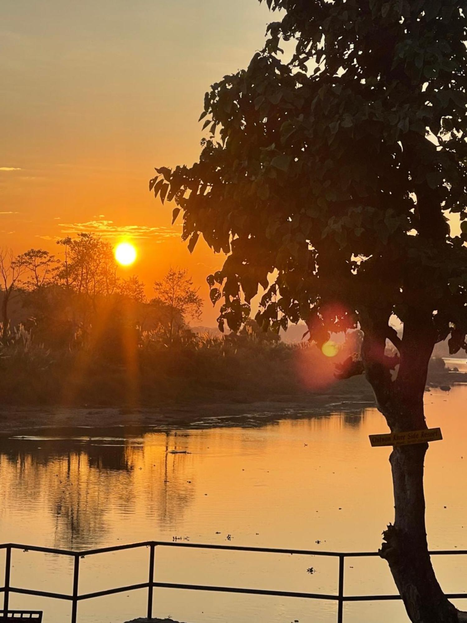 Chitwan Riverside Resort 사우라하 외부 사진