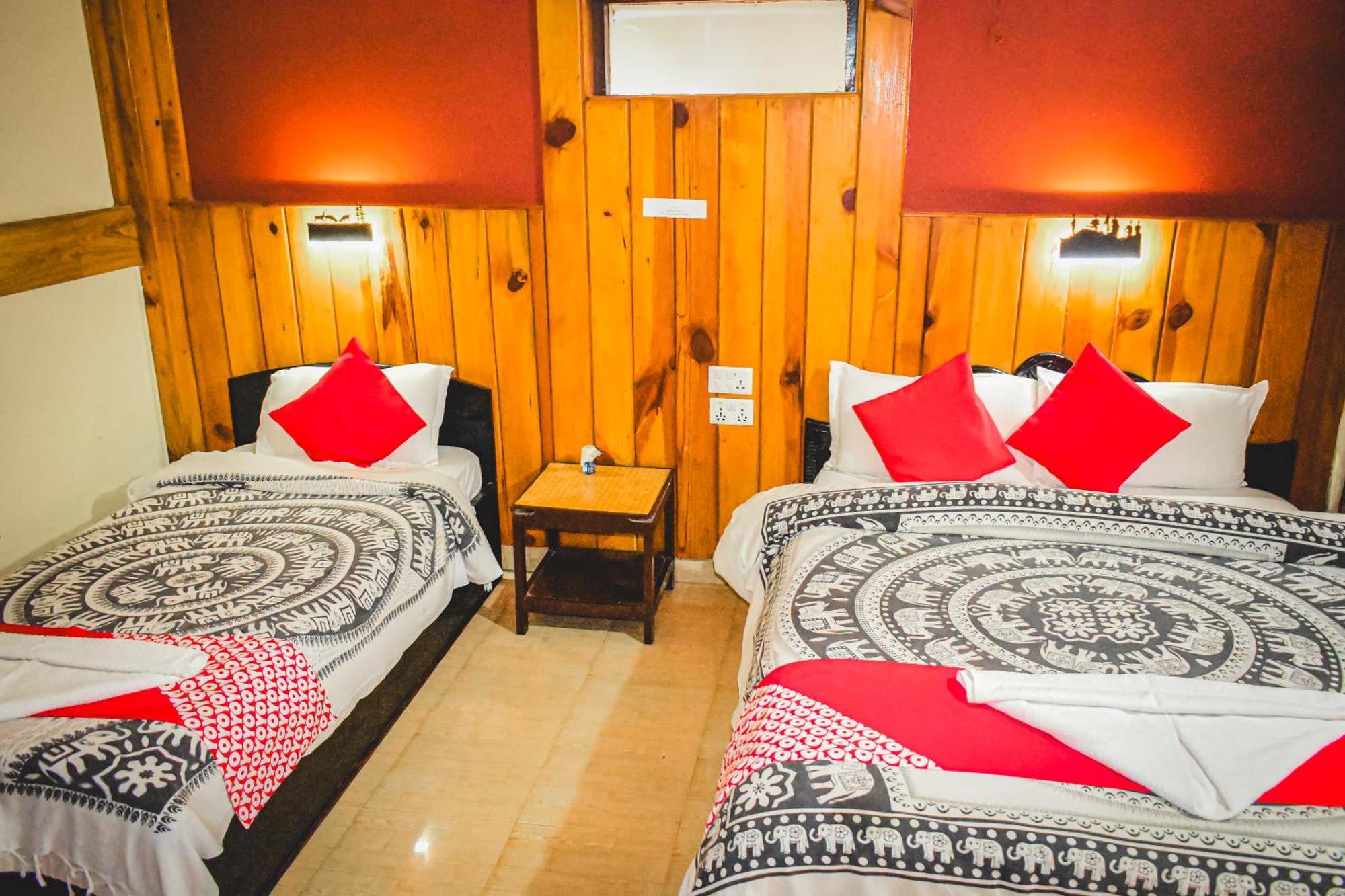 Chitwan Riverside Resort 사우라하 외부 사진