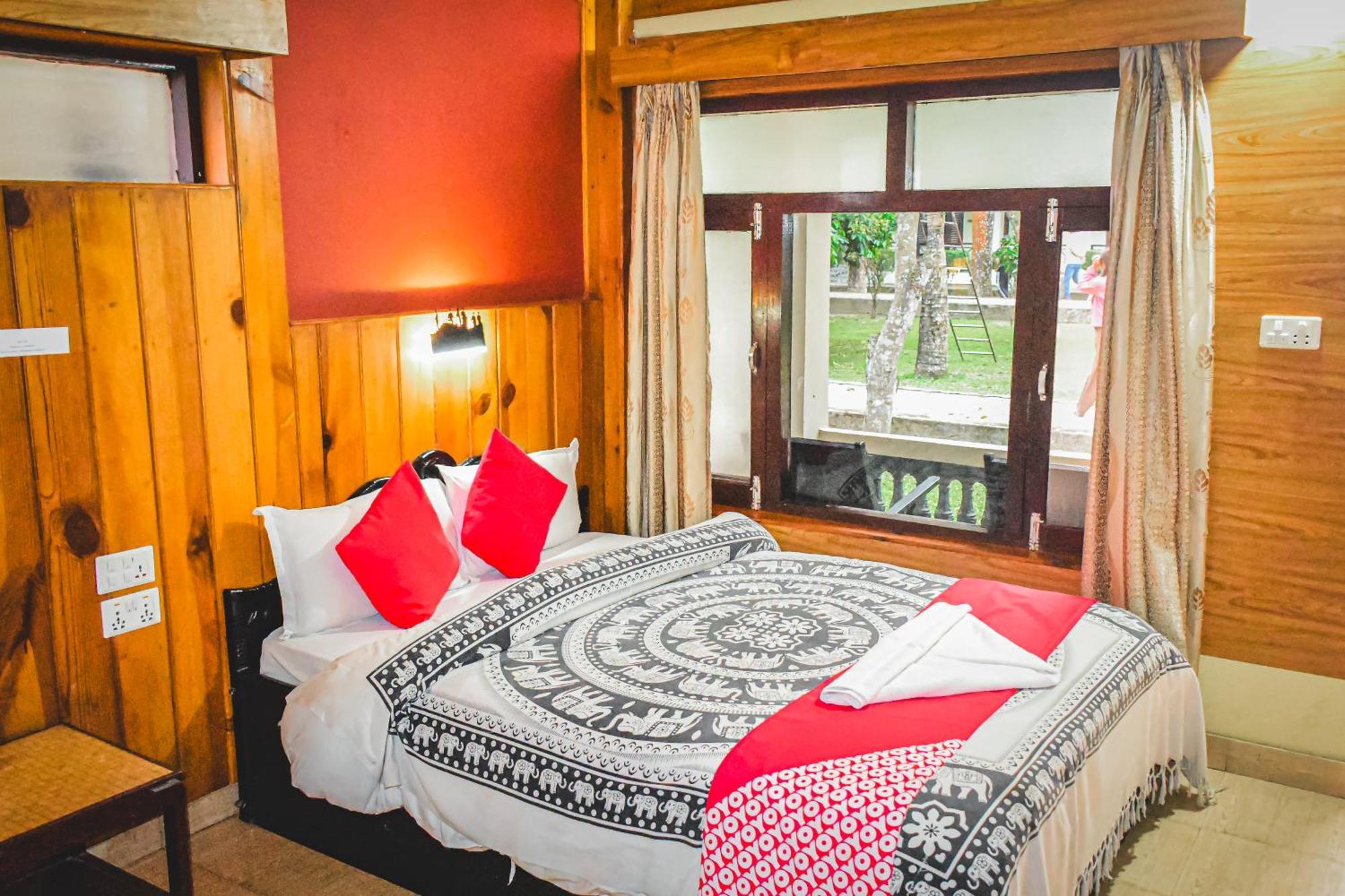 Chitwan Riverside Resort 사우라하 외부 사진