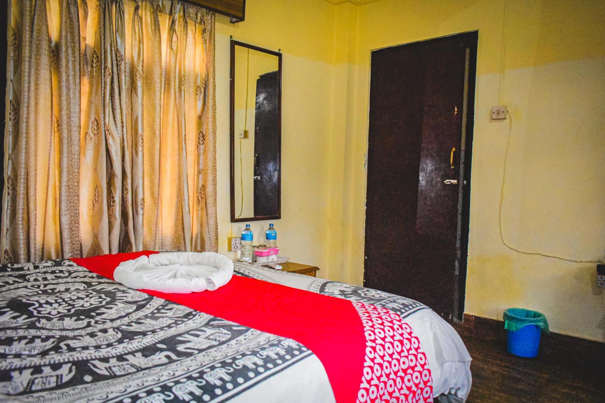 Chitwan Riverside Resort 사우라하 외부 사진