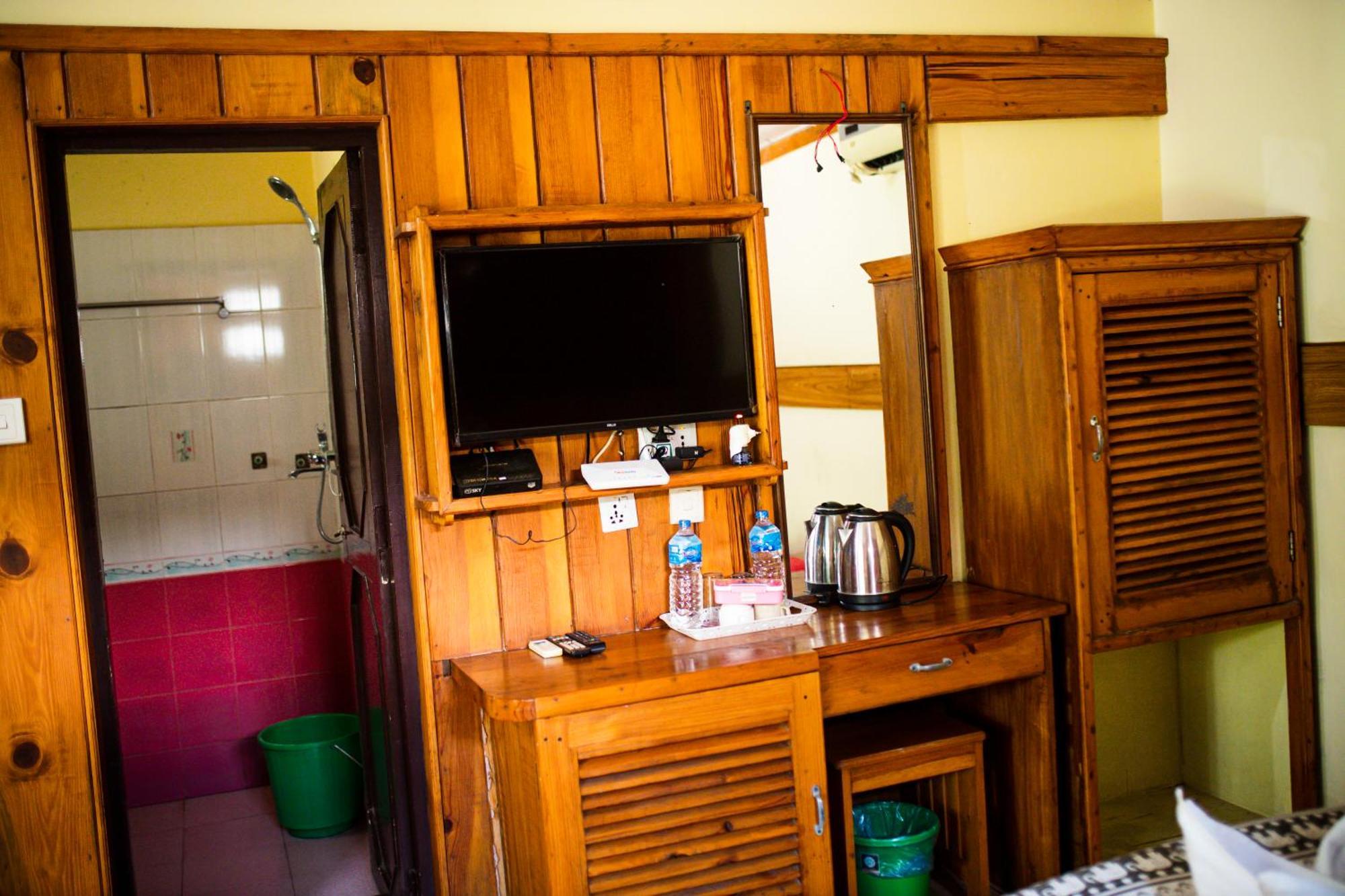 Chitwan Riverside Resort 사우라하 외부 사진