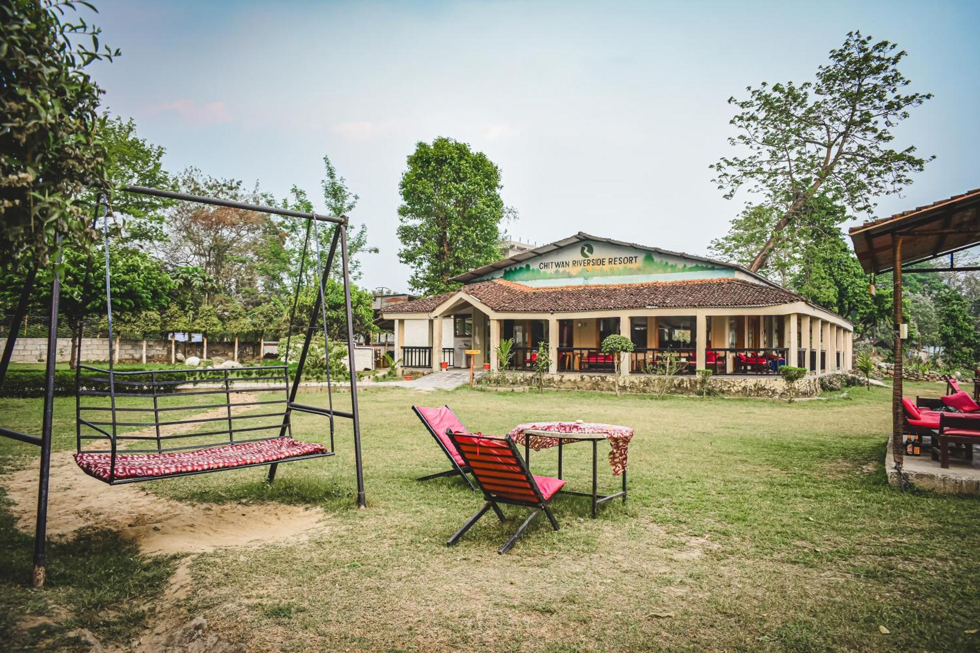 Chitwan Riverside Resort 사우라하 외부 사진