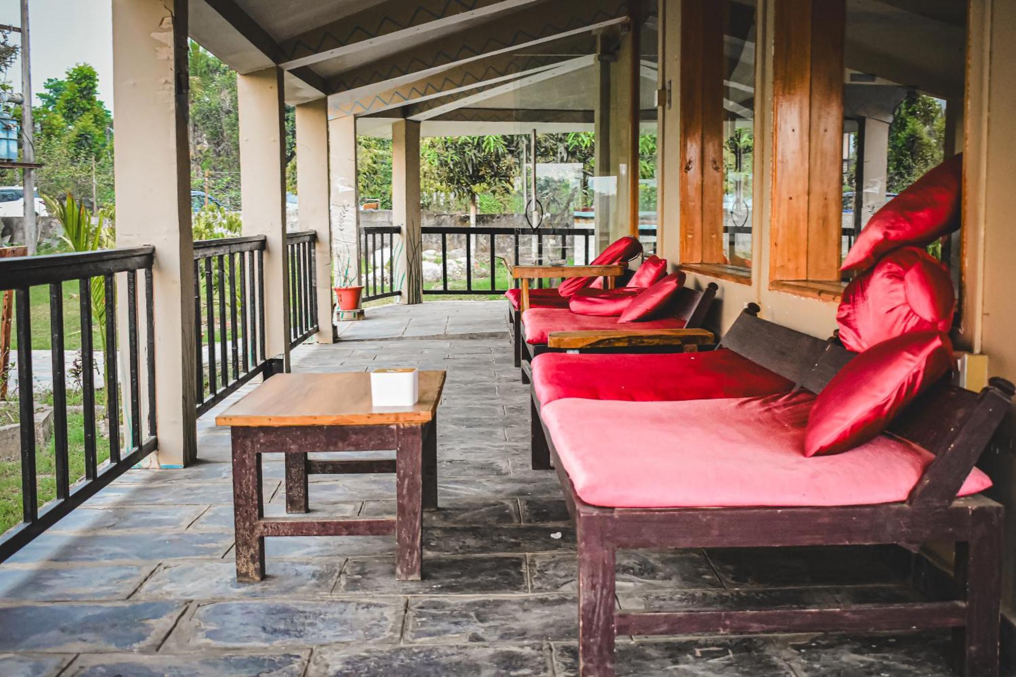 Chitwan Riverside Resort 사우라하 외부 사진