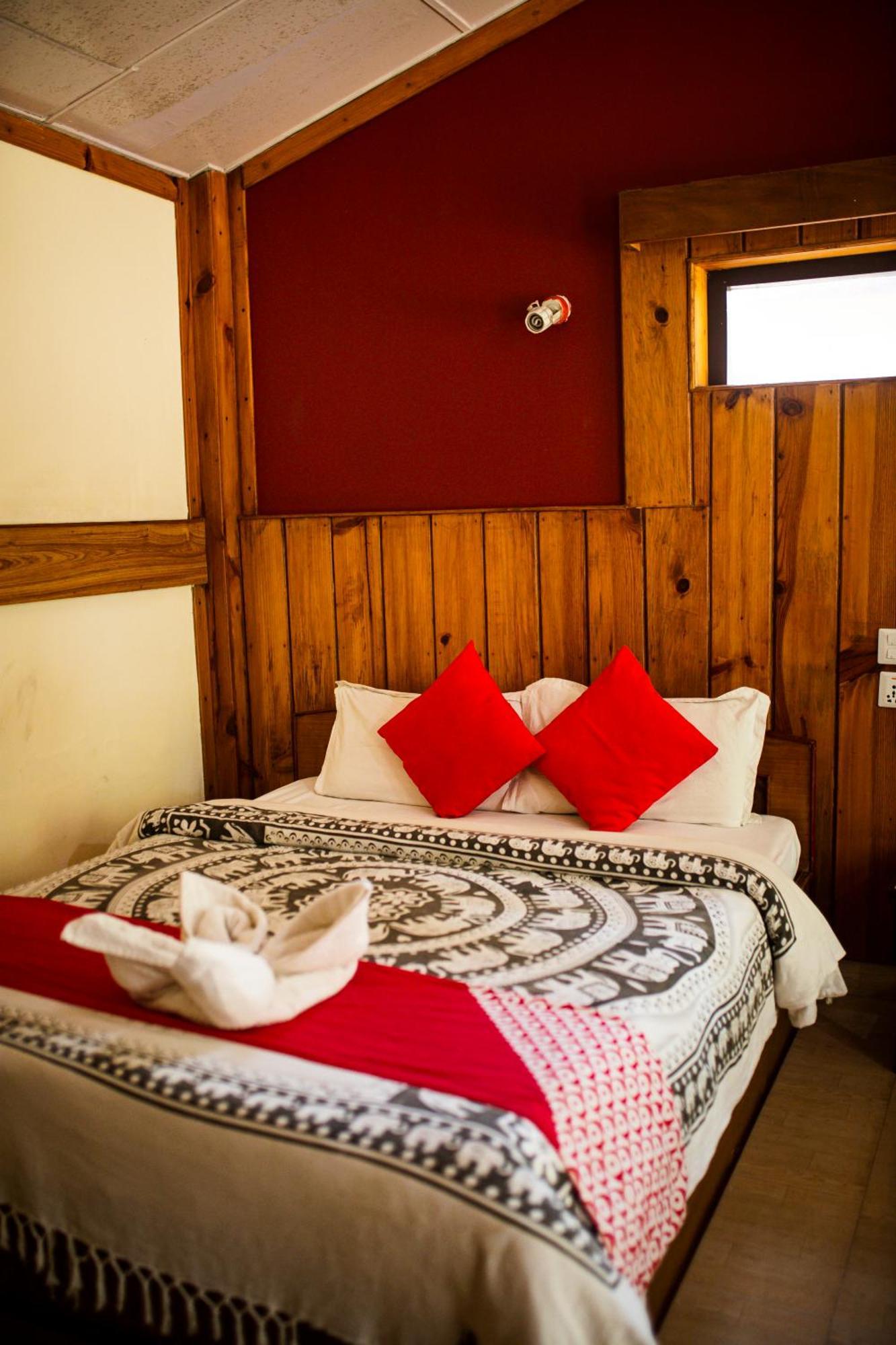 Chitwan Riverside Resort 사우라하 외부 사진