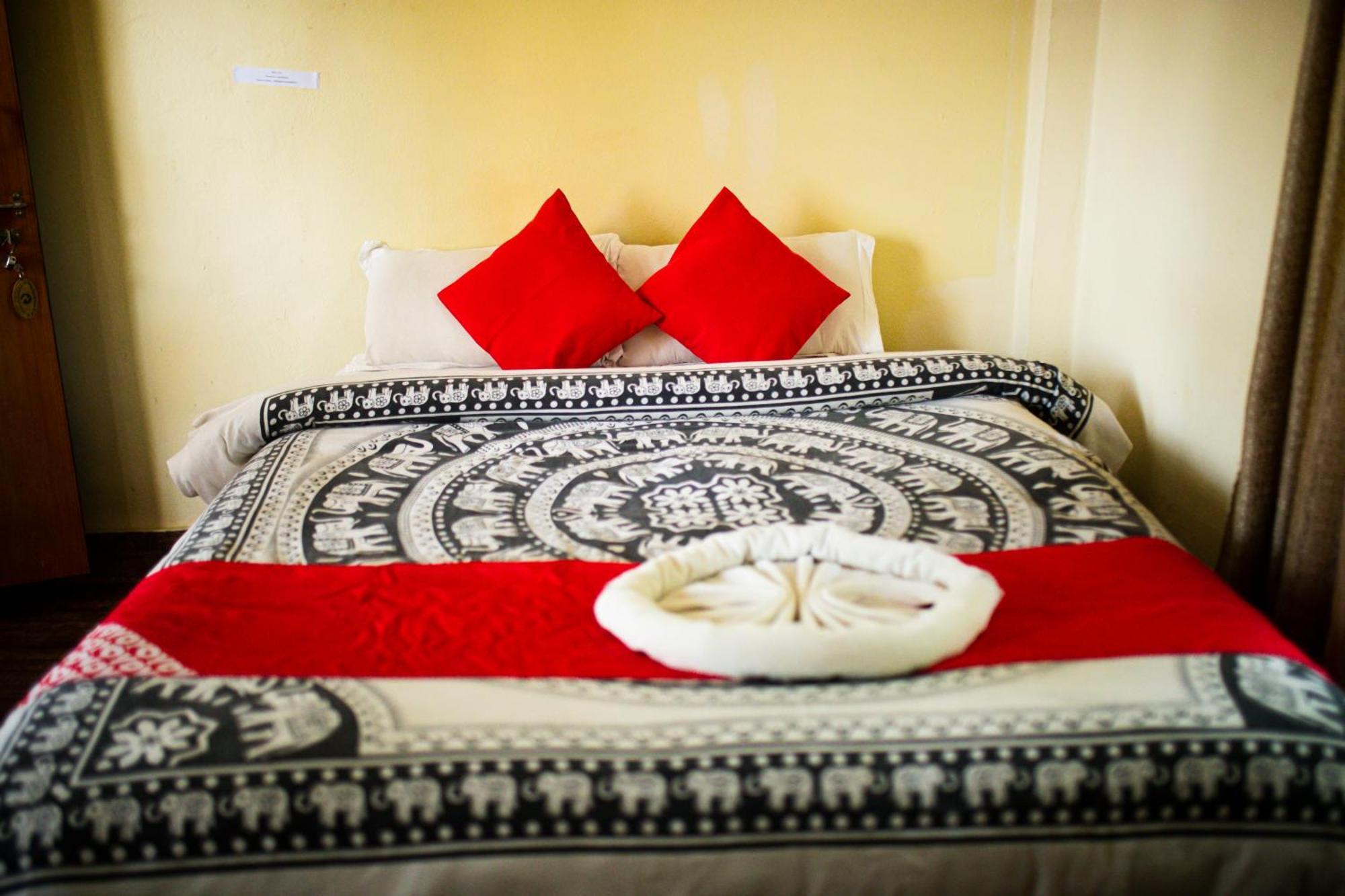 Chitwan Riverside Resort 사우라하 외부 사진