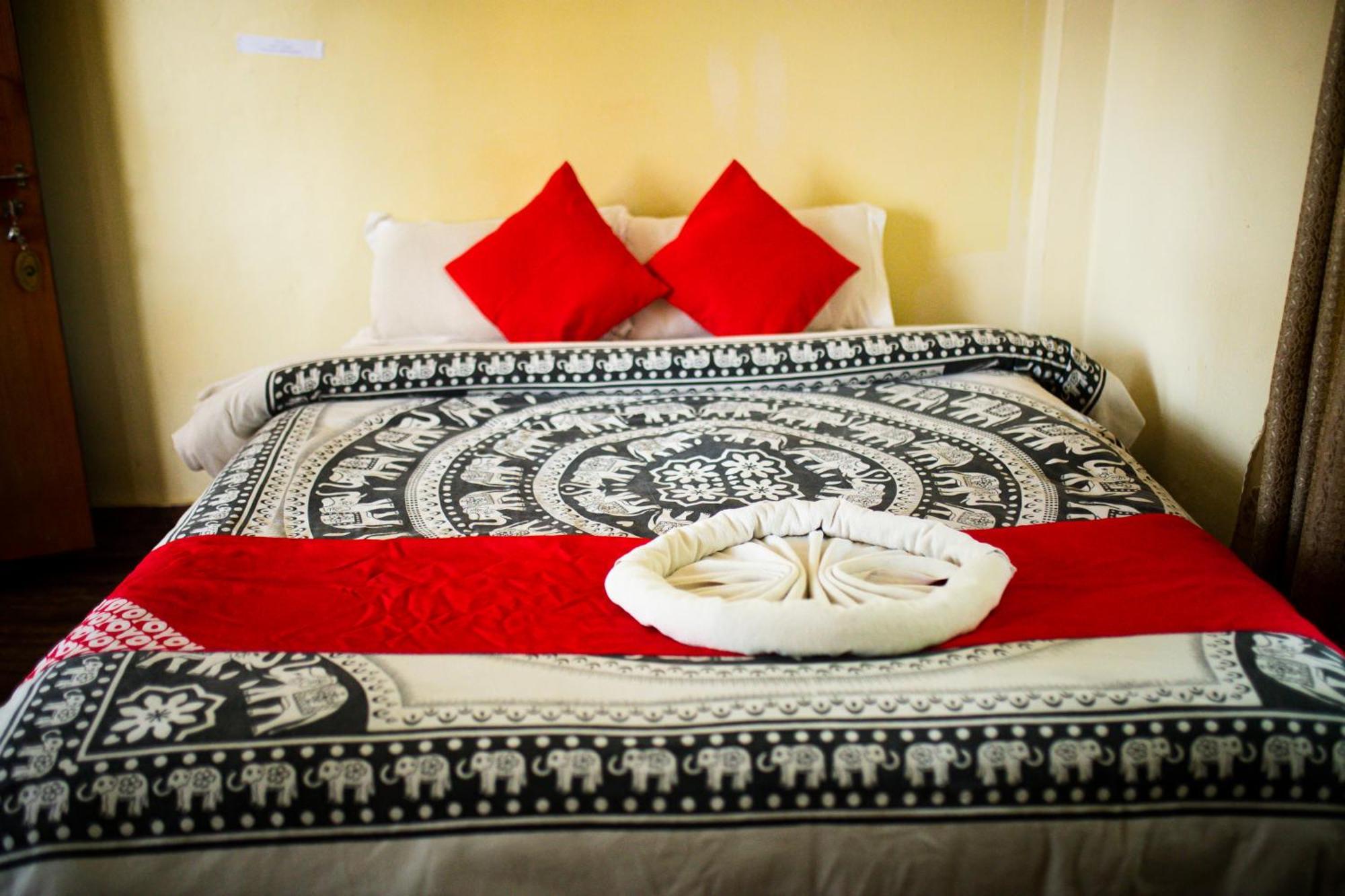 Chitwan Riverside Resort 사우라하 외부 사진
