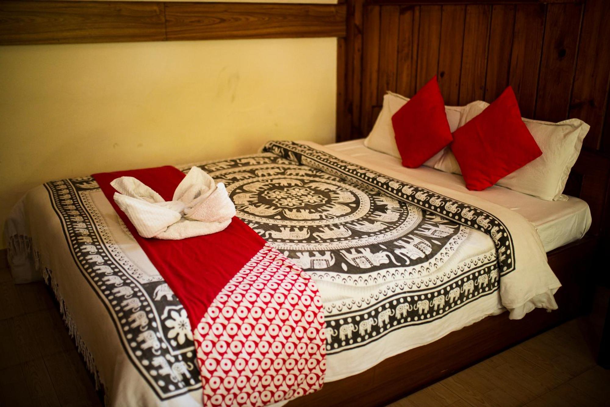 Chitwan Riverside Resort 사우라하 외부 사진
