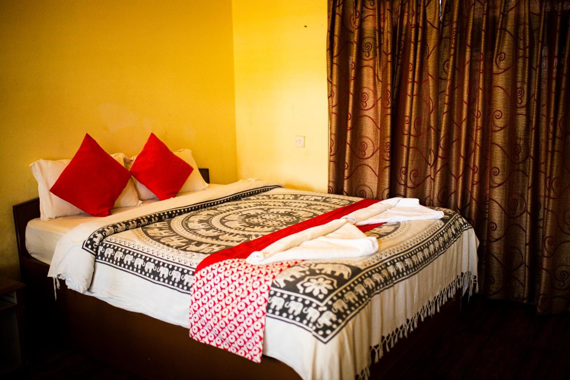 Chitwan Riverside Resort 사우라하 외부 사진
