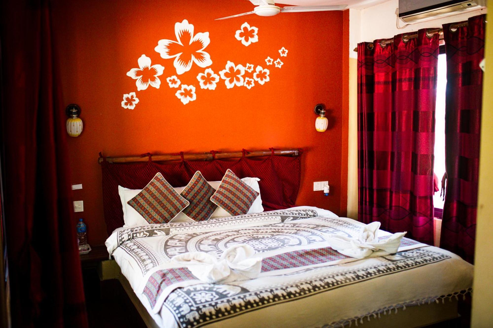 Chitwan Riverside Resort 사우라하 외부 사진