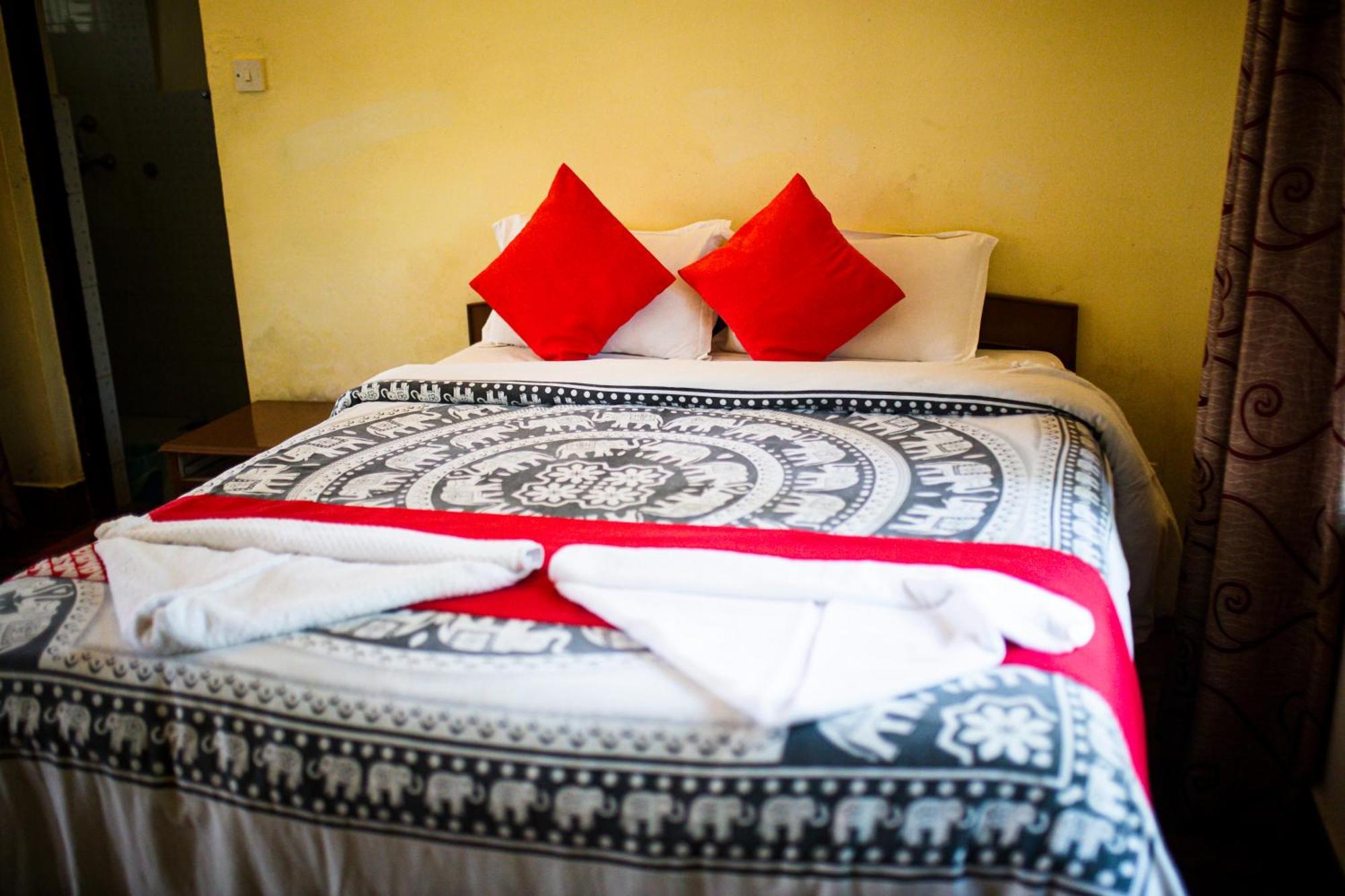 Chitwan Riverside Resort 사우라하 외부 사진
