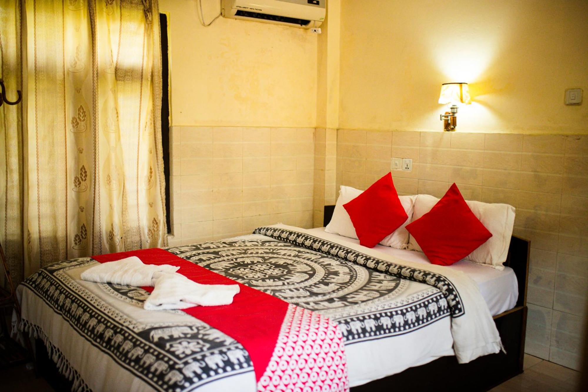 Chitwan Riverside Resort 사우라하 외부 사진
