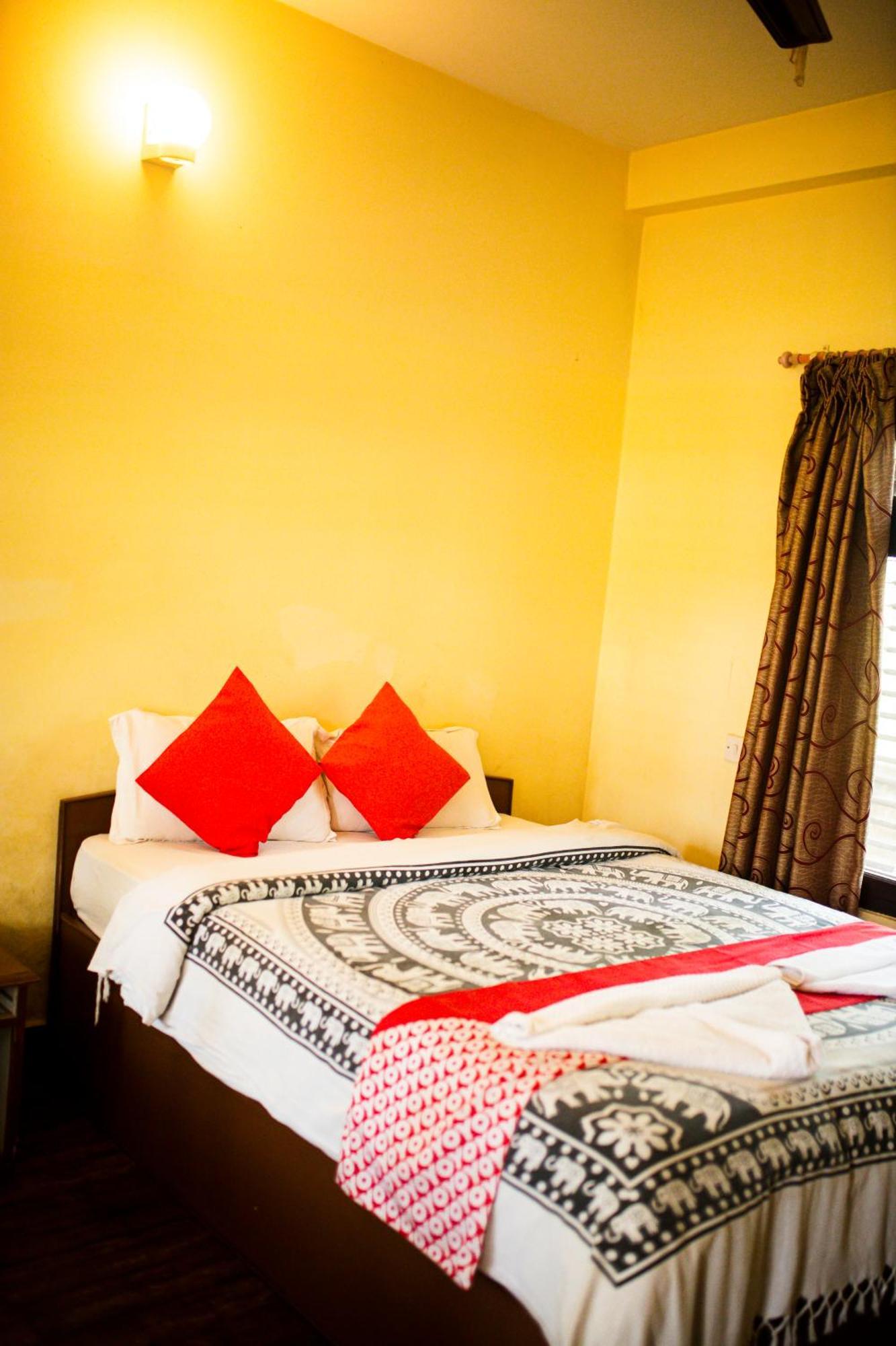 Chitwan Riverside Resort 사우라하 외부 사진