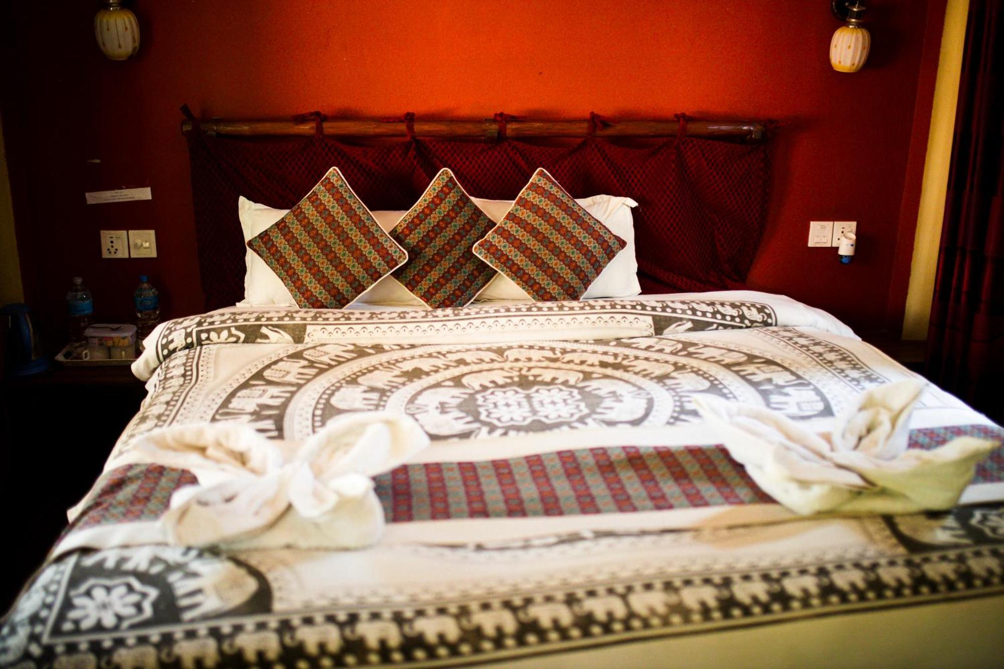 Chitwan Riverside Resort 사우라하 외부 사진