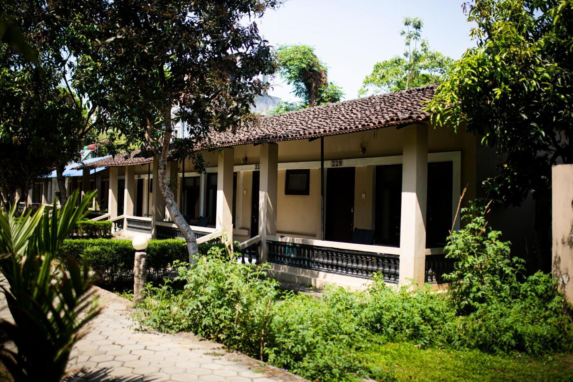 Chitwan Riverside Resort 사우라하 외부 사진