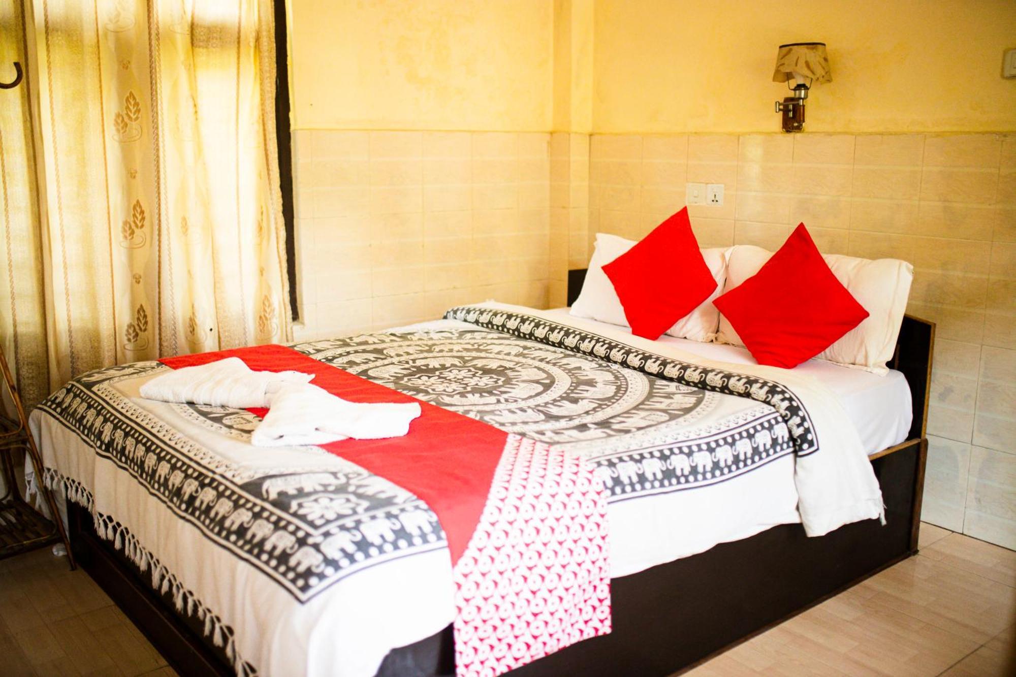 Chitwan Riverside Resort 사우라하 외부 사진