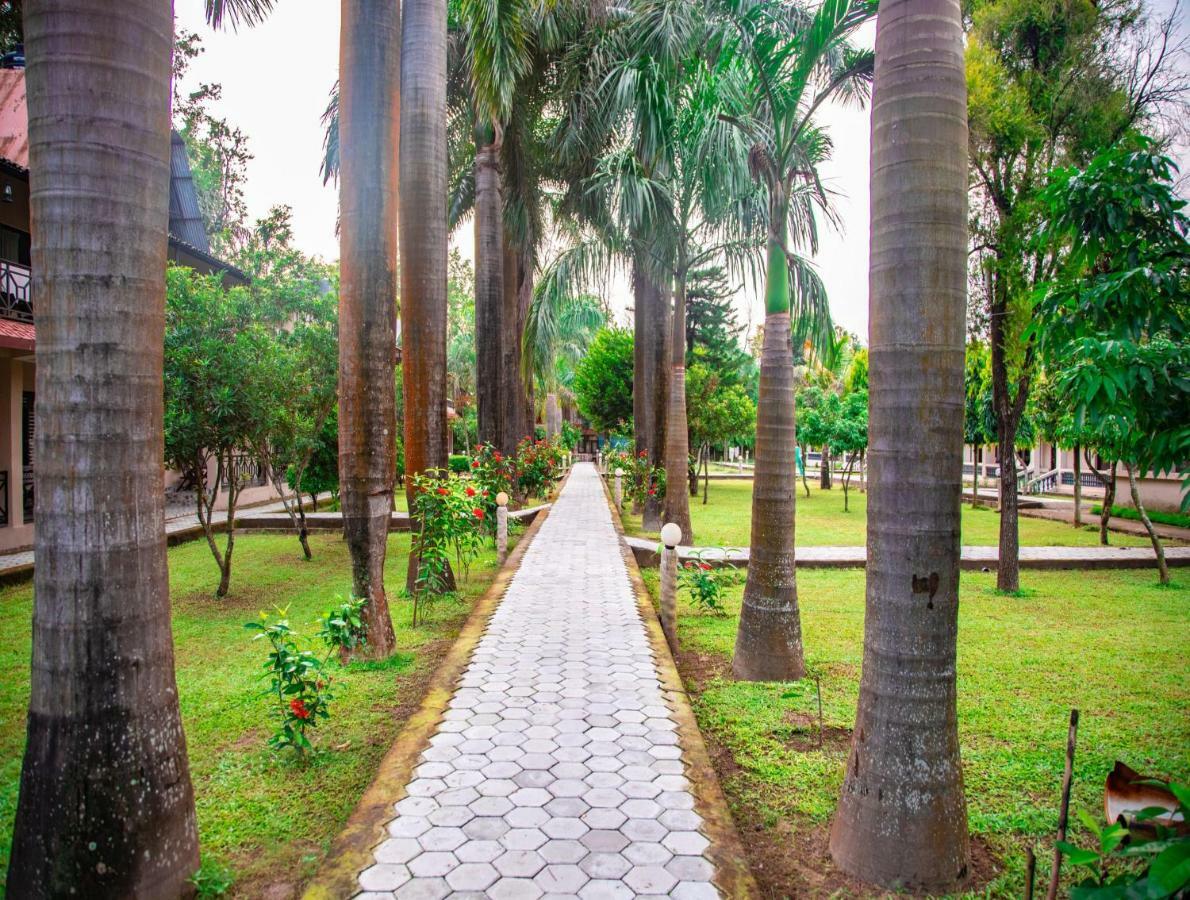 Chitwan Riverside Resort 사우라하 외부 사진