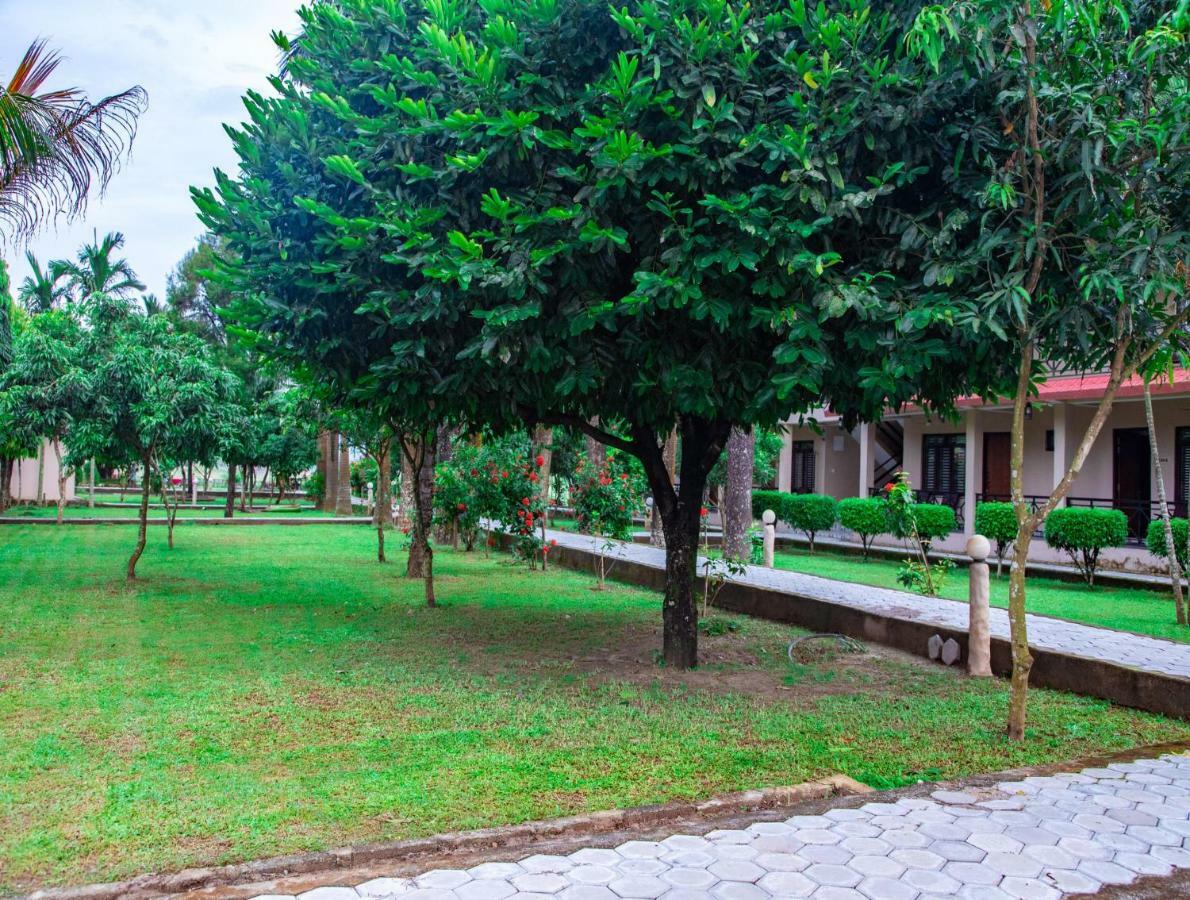 Chitwan Riverside Resort 사우라하 외부 사진