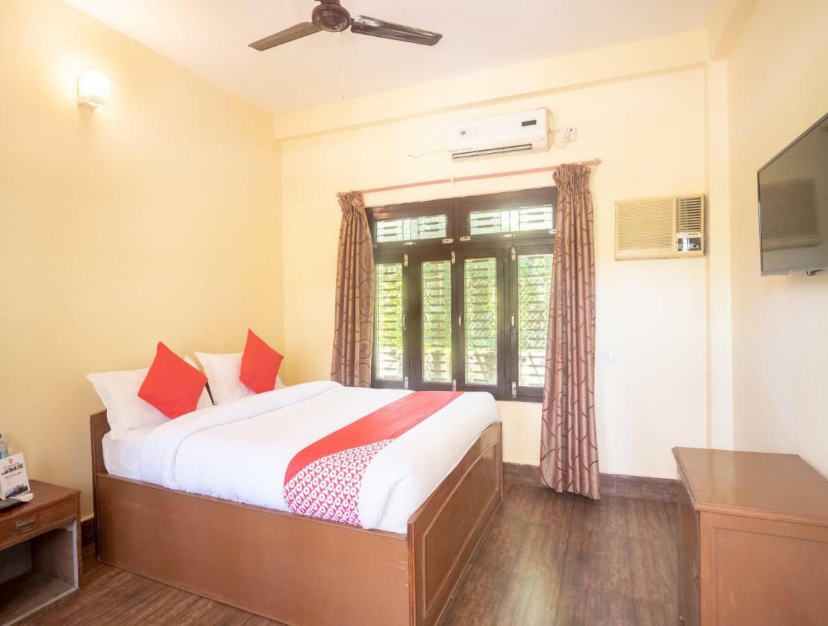 Chitwan Riverside Resort 사우라하 외부 사진