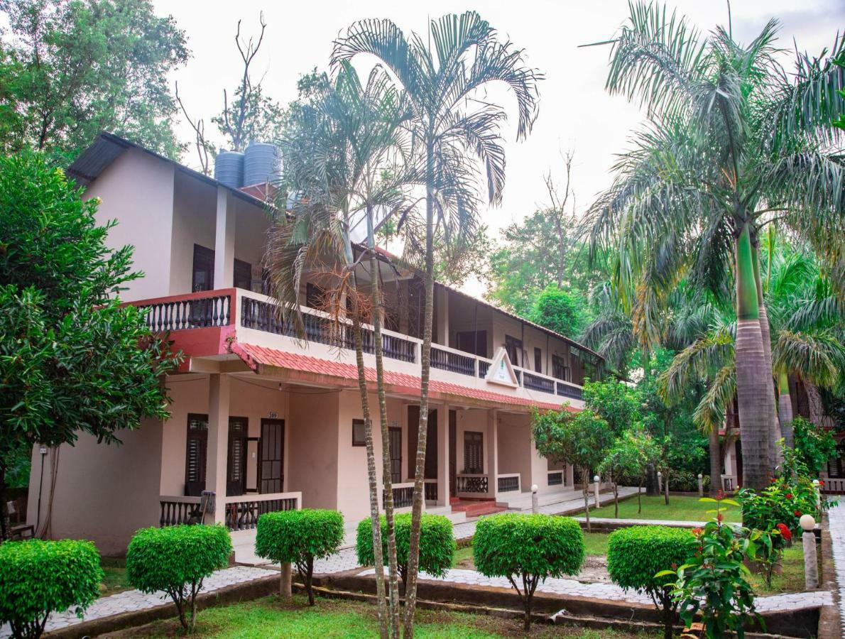 Chitwan Riverside Resort 사우라하 외부 사진