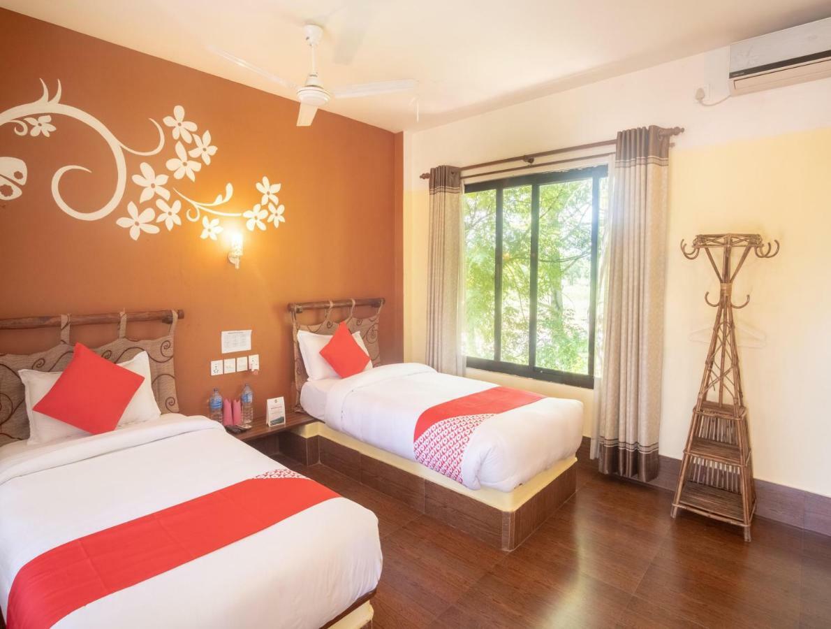 Chitwan Riverside Resort 사우라하 외부 사진