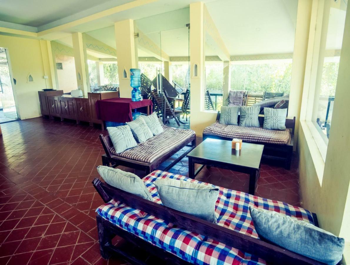 Chitwan Riverside Resort 사우라하 외부 사진
