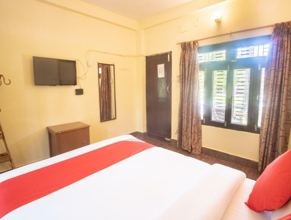 Chitwan Riverside Resort 사우라하 외부 사진
