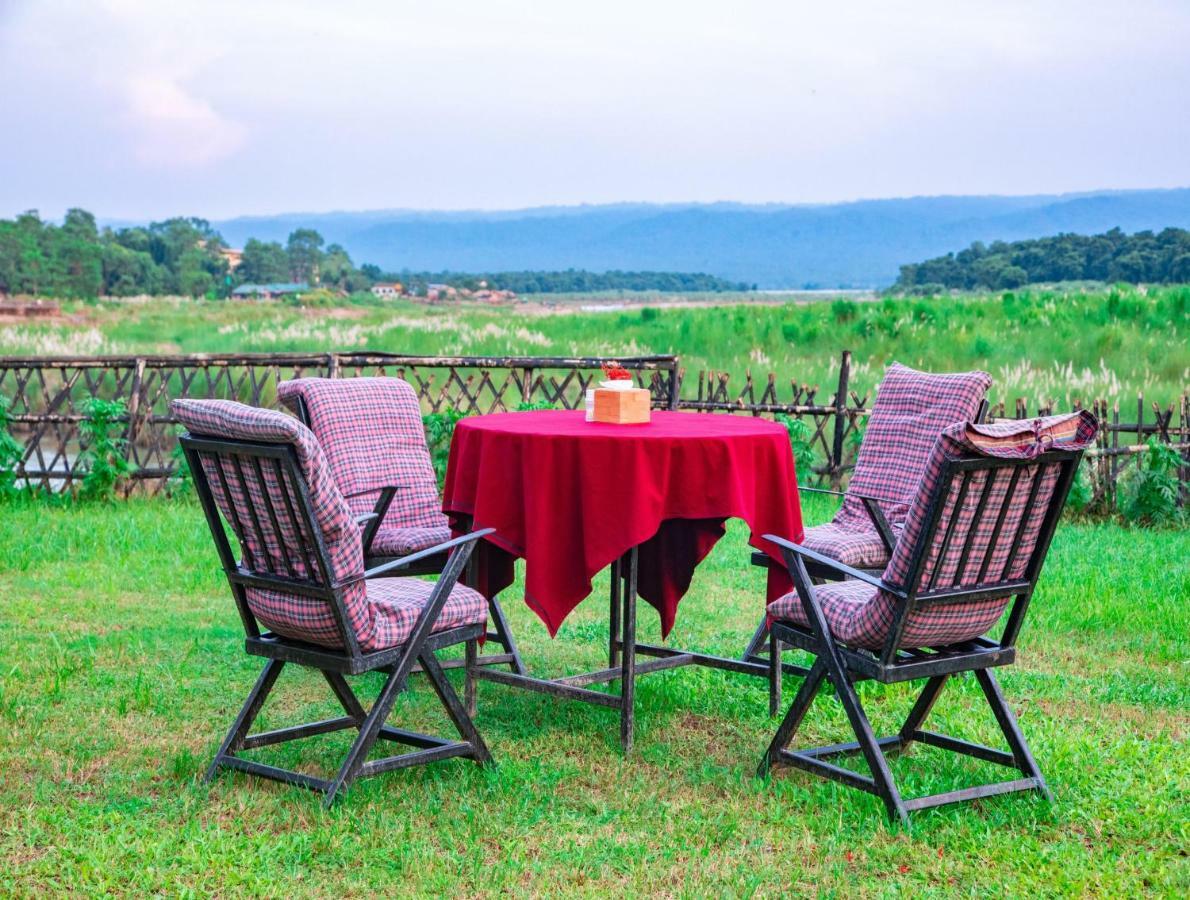 Chitwan Riverside Resort 사우라하 외부 사진