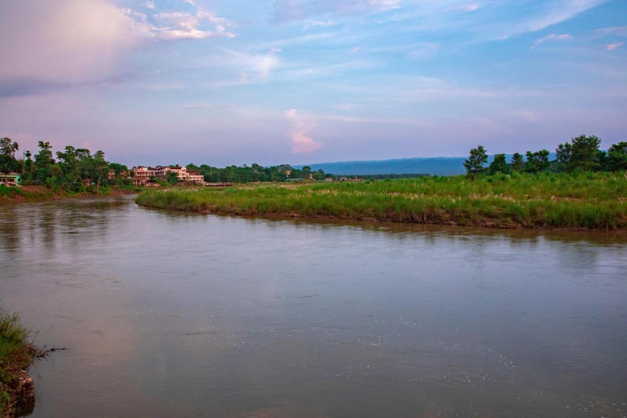 Chitwan Riverside Resort 사우라하 외부 사진